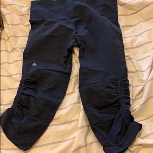 Navy blue lululemon cropped leggings
